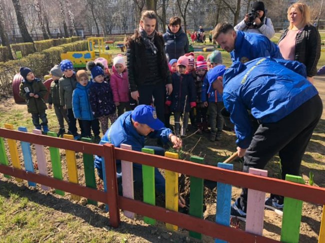 Заради майбутнього: «Побратими України» саджали дерева з дошкільнятами у Луцьку. ФОТО