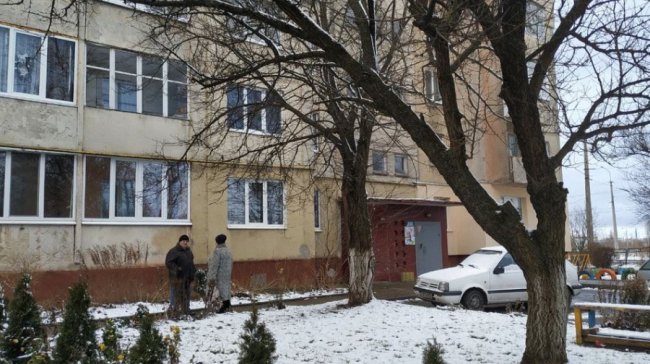 Жителі багатоповерхівки у Луцьку скаржать за сморід: що кажуть комунальники