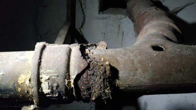 Жителі багатоповерхівки у Луцьку скаржать за сморід: що кажуть комунальники