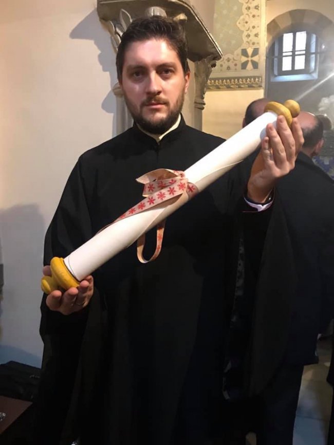 «Томос у наших руках!»: священик з Волині показав грамоту про автокефалію української церкви. ФОТО