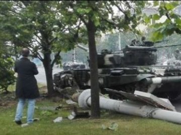 У Мінську під час репетиції параду танк «врізався» в стовп
