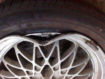 Що вказує на деформацію колесних дисків?*