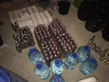 Лучанин у власному гаражі організував підпільний цех з виготовлення фальсифікованої горілки