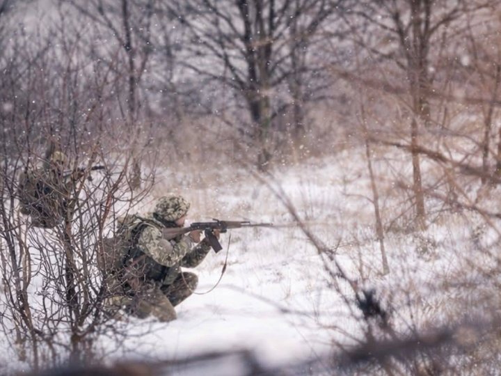 За добу українські воїни знищили 900 окупантів 