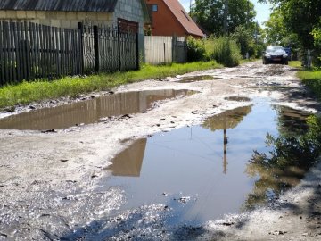 Не можуть проїхати ні «швидка», ні пожежна: мешканці Ківерців скаржаться на погану дорогу. ВІДЕО