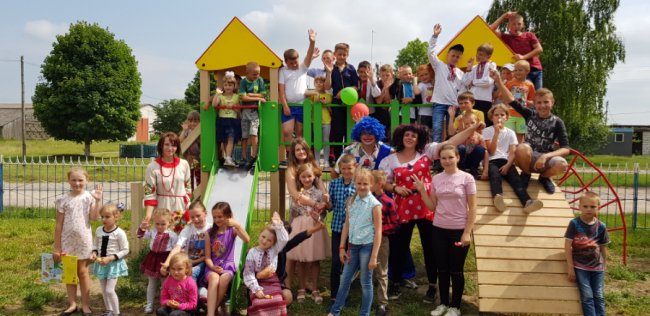 На радість дітям: на Волині – два нові ігрові майданчики. ФОТО