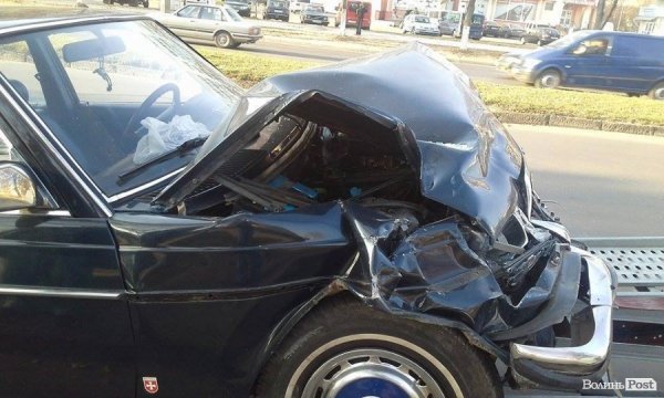 Аварія у Луцьку: перевернутий мікроавтобус із вибитим лобовим склом. ФОТО. ОНОВЛЕНО