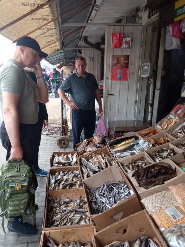 Рейди на ринках Волині: перевіряли, чи є у продажі загибла через підрив Каховської ГЕС риба. ФОТО