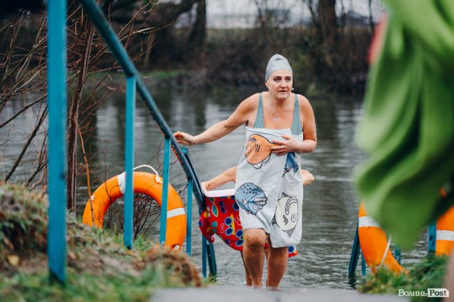 Водохреще у Луцьку: освячення води в річці Стир та занурення лучан. ФОТОРЕПОРТАЖ