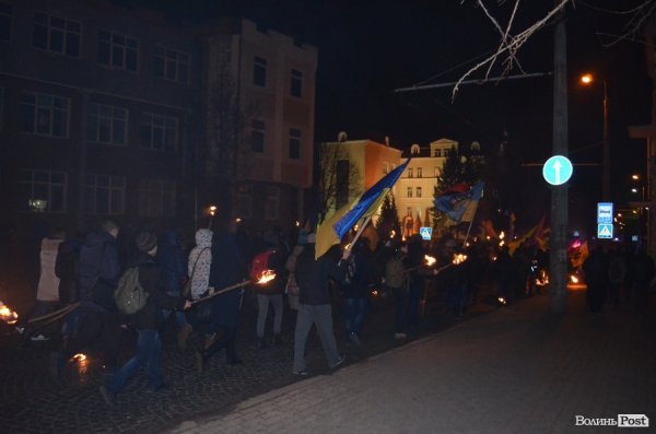 «На деревах замість листя розіпнем сепаратиста», - Марш у Луцьку. ФОТО. ВІДЕО
