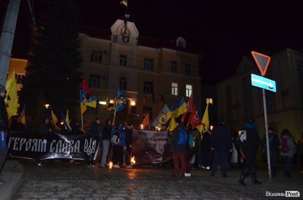 «На деревах замість листя розіпнем сепаратиста», - Марш у Луцьку. ФОТО. ВІДЕО