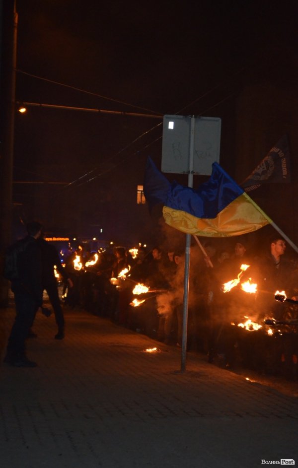«На деревах замість листя розіпнем сепаратиста», - Марш у Луцьку. ФОТО. ВІДЕО