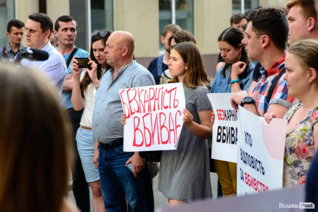 «Безкарність вбиває»: лучани влаштували мітинг біля управління поліції через смерть 5-річного хлопчика