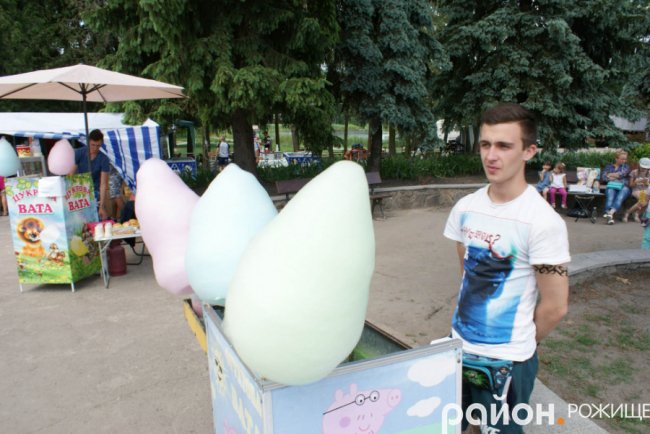 Народні гуляння у місті на Волині. ФОТО