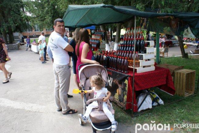 Народні гуляння у місті на Волині. ФОТО