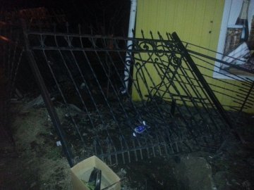 Аварія в Луцьку: легковик протаранив паркан