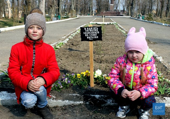 «Кожному – по дві троянди»: на Волині мами і дружини загиблих бійців висадили квіти в парку