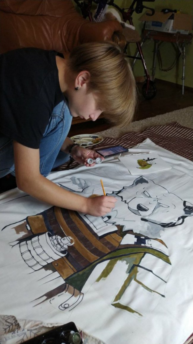 Волинянка малює воїнів на касках та мішках. ФОТО