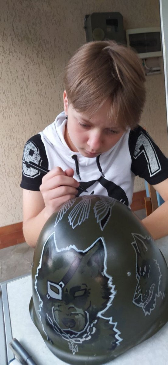 Волинянка малює воїнів на касках та мішках. ФОТО