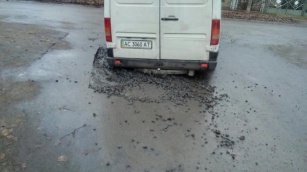 У Луцьку бус заднім колесом провалився в яму