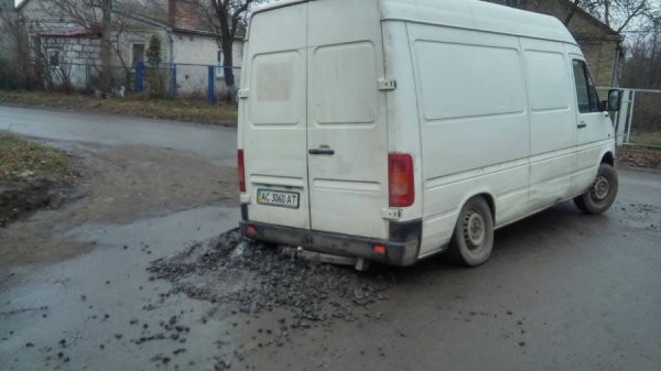 У Луцьку бус заднім колесом провалився в яму