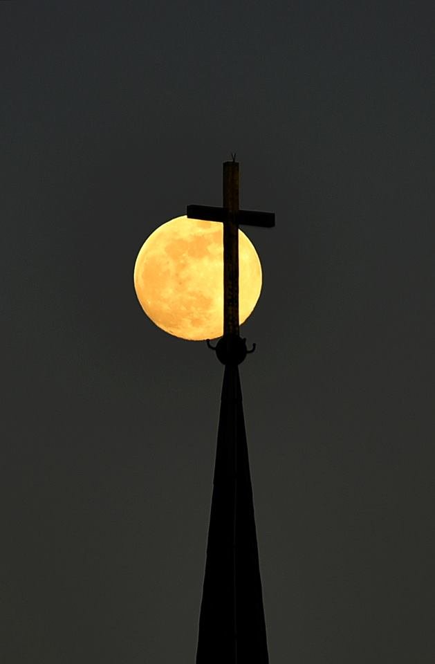 Фотограф опублікував магічні світлини вечірнього Луцька