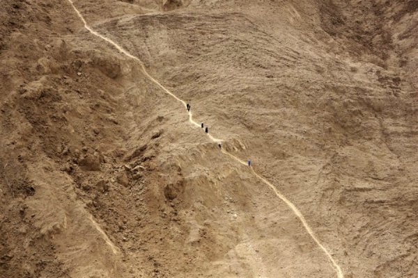 Стежка протоптана по зсуву і веде на вершину пагорба, по фото легко можна зрозуміти масштаб