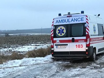 На Волині рятувальники відбуксирували «швидку», яка застрягла на дорозі