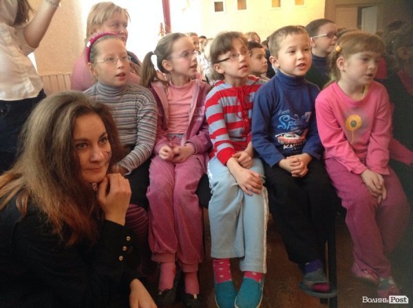 Спілкування - це найголовніше: помічники Миколая подарували новорічне свято дітям у Крупі. ФОТО 