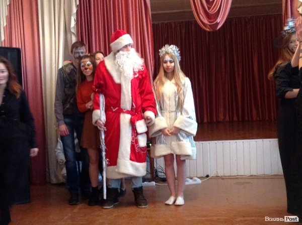 Спілкування - це найголовніше: помічники Миколая подарували новорічне свято дітям у Крупі. ФОТО 