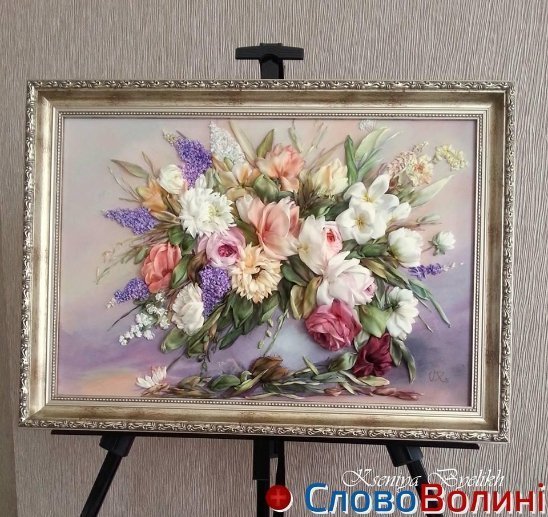 Унікальні квіти з шовкових стрічок. ФОТО