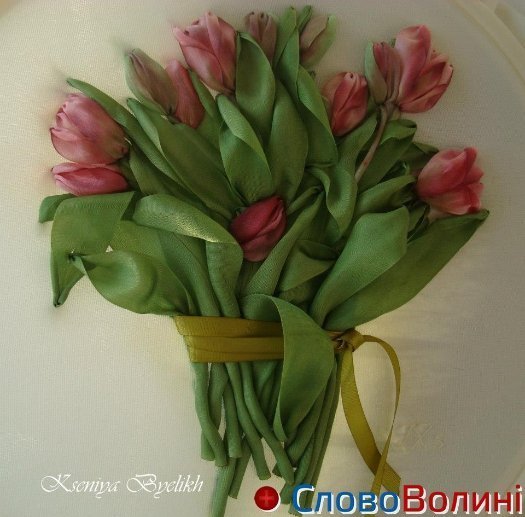 Унікальні квіти з шовкових стрічок. ФОТО