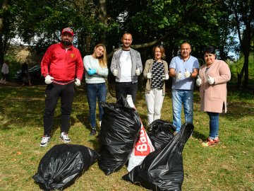 «Ми можемо прибрати, а ви хоча б не смітіть»: як у Луцьку розчищали парк на Потебні