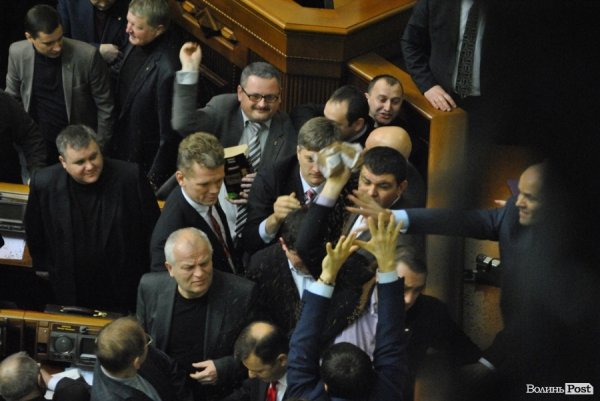 Волинський нардеп кидався гречкою в свого колегу. ФОТО