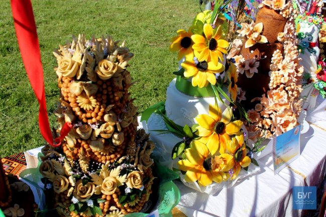 До Володимира привезли короваї з усієї області. ФОТО