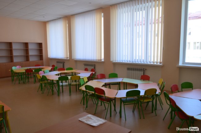 Кольорові стіни, ігрова кімната і басейн: луцька школа №27 зсередини. ФОТО