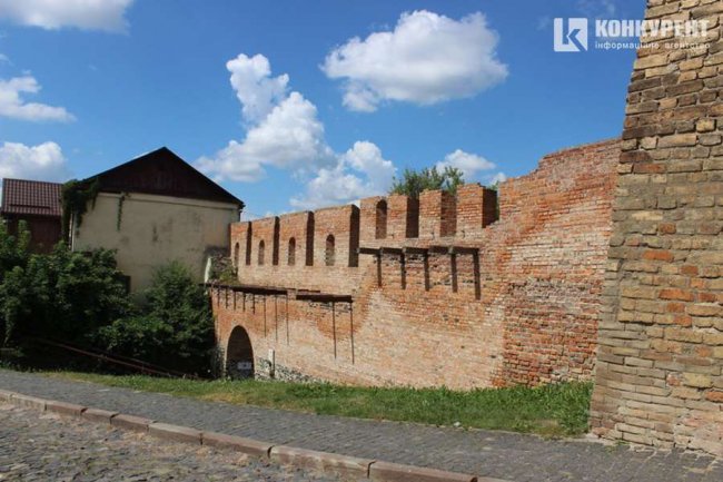 У Луцьку меценати профінансують відновлення зовнішньої стіни замку. ФОТО