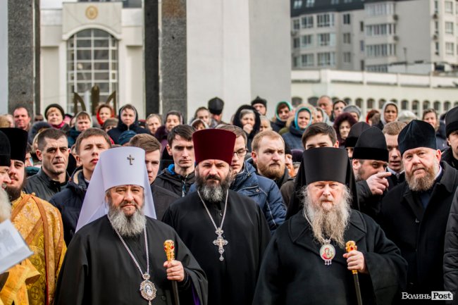 «Силою нашу церкву ніхто не забере»: як у Луцьку прихильники УПЦ (МП) на майдан вийшли. ФОТОРЕПОРТАЖ