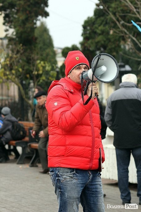 На Євромайдані у Луцьку почали розгортати наметове містечко. ФОТО