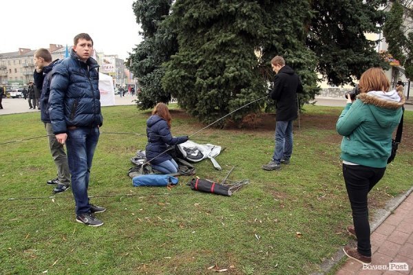 На Євромайдані у Луцьку почали розгортати наметове містечко. ФОТО