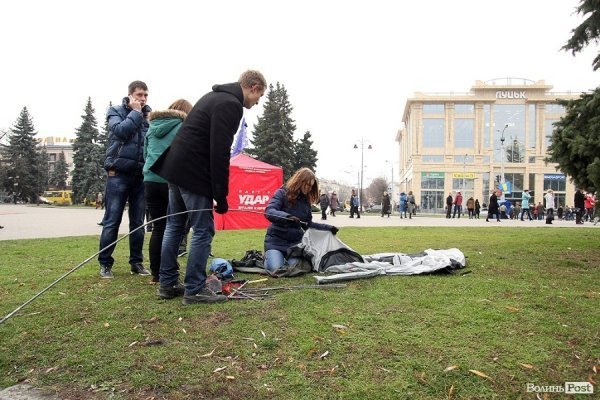 На Євромайдані у Луцьку почали розгортати наметове містечко. ФОТО
