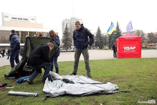 На Євромайдані у Луцьку почали розгортати наметове містечко. ФОТО