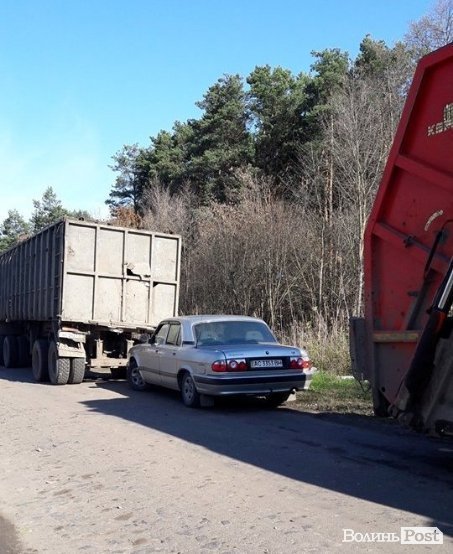 Сміттєвий скандал: у Ківерцівському районі спіймали фури з луцькими відходами. ФОТО