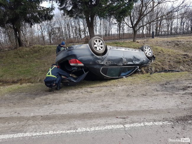 У селі біля Луцька автівка перевернулася на дах, водій втік з місця аварії. ФОТО