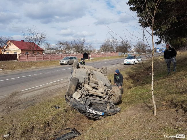 У селі біля Луцька автівка перевернулася на дах, водій втік з місця аварії. ФОТО