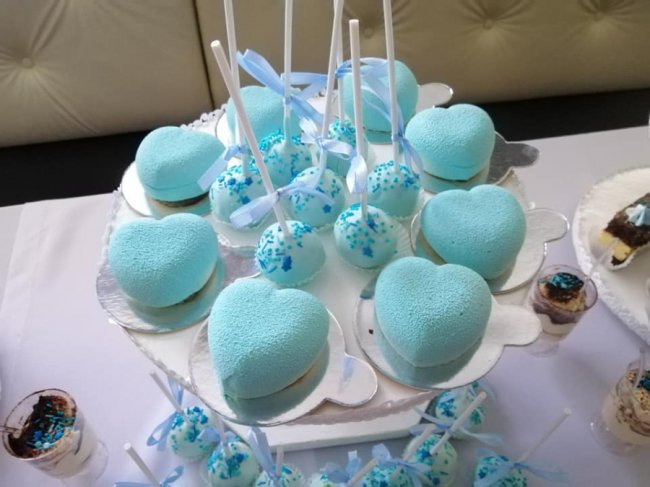 Брендове оформлення – «солодке сало»: на Волині мама з донькою оригінально прикрашають випічку. ФОТО