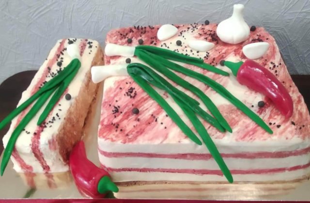 Брендове оформлення – «солодке сало»: на Волині мама з донькою оригінально прикрашають випічку. ФОТО