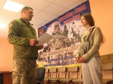 Українка, яка 21 рік прожила в Білорусі, переїхала на Хмельниччину  і готується до служби в ЗСУ