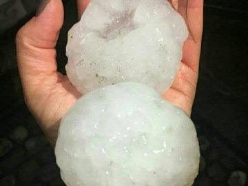 Розбиті вікна, потрощені балкони: на Житомирщині падав аномальний град