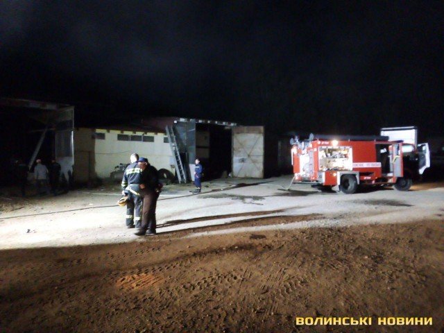 У Луцьку вночі горів склад підприємства. ФОТО. ВІДЕО
